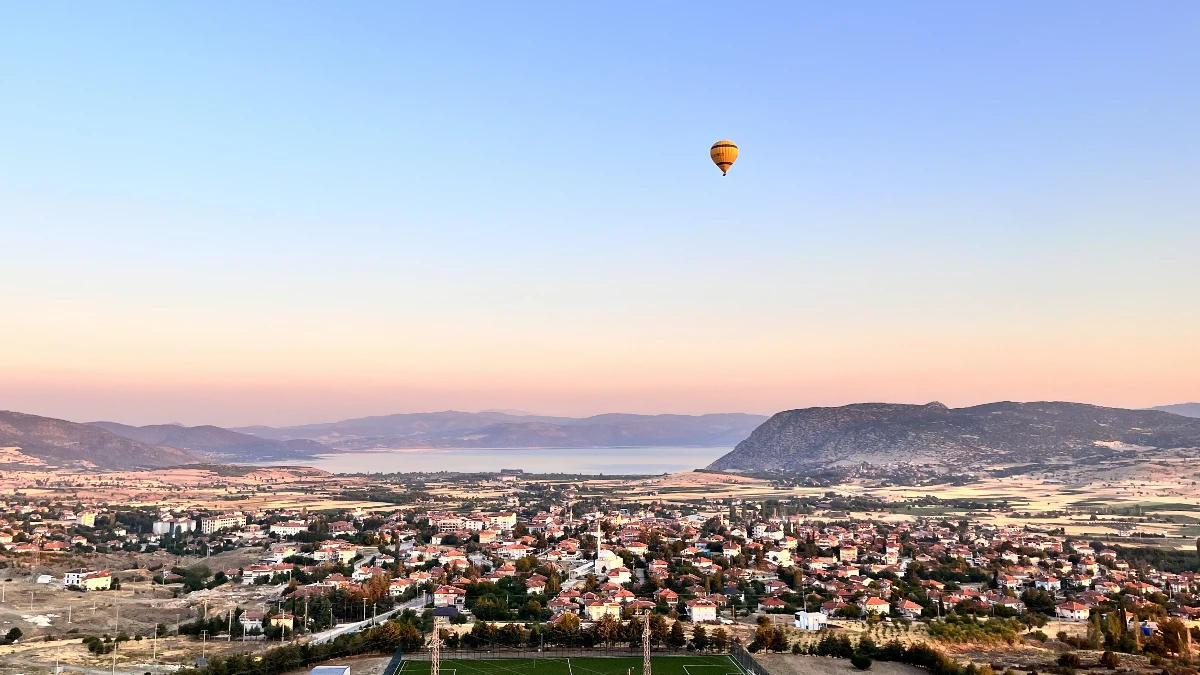 Turistler Salda Gölünü balondan seyrediyor Turistler Salda Gölünü balondan seyrediyor