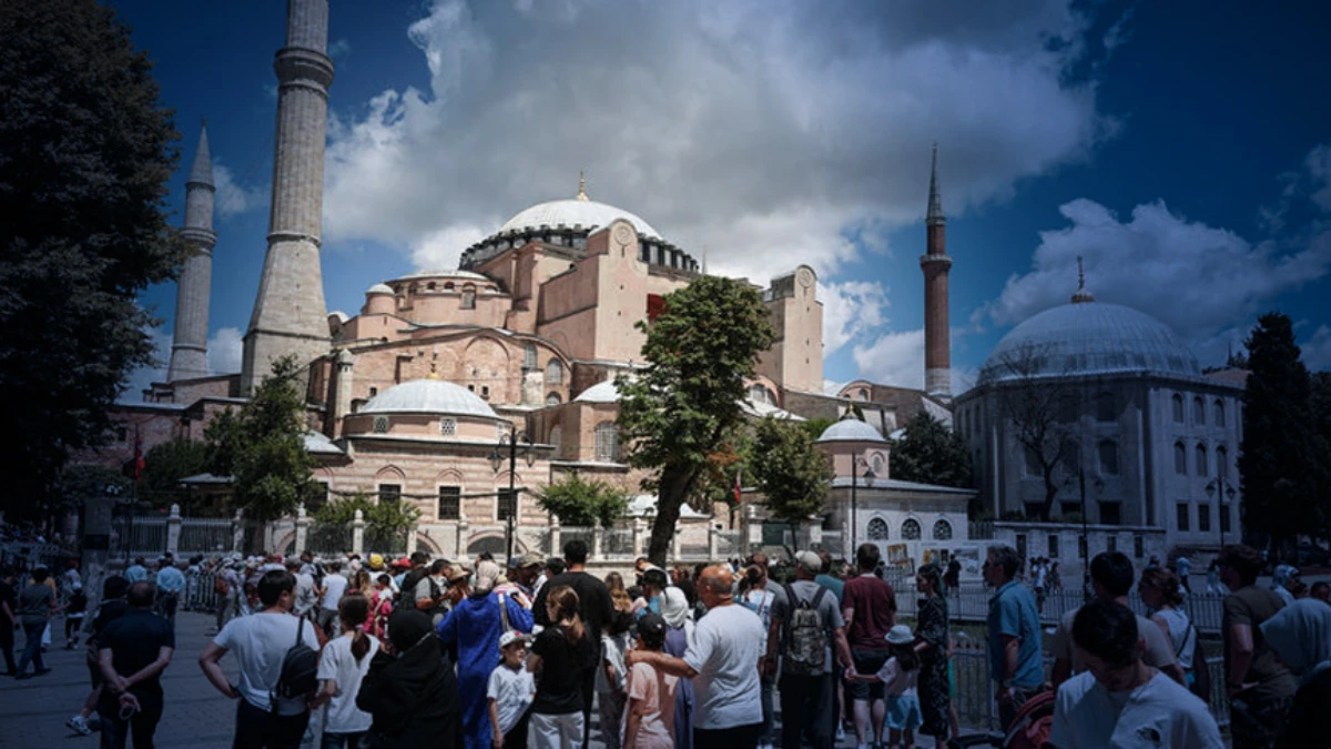 Turizm geliri ilk çeyrekte 10 milyar dolara yaklaştı Turizm geliri ilk çeyrekte 10 milyar dolara yaklaştı
