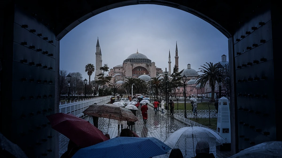 Turizmde yıl sonu hedefi: 53 milyon ziyaretçi, 64 milyar dolar gelir Turizmde yıl sonu hedefi: 53 milyon ziyaretçi, 64 milyar dolar gelir