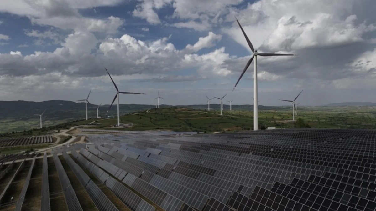 Türkiye yenilenebilir enerjide hızla ilerliyor: Rüzgar ve güneşte güçlü büyüme Türkiye yenilenebilir enerjide hızla ilerliyor: Rüzgar ve güneşte güçlü büyüme