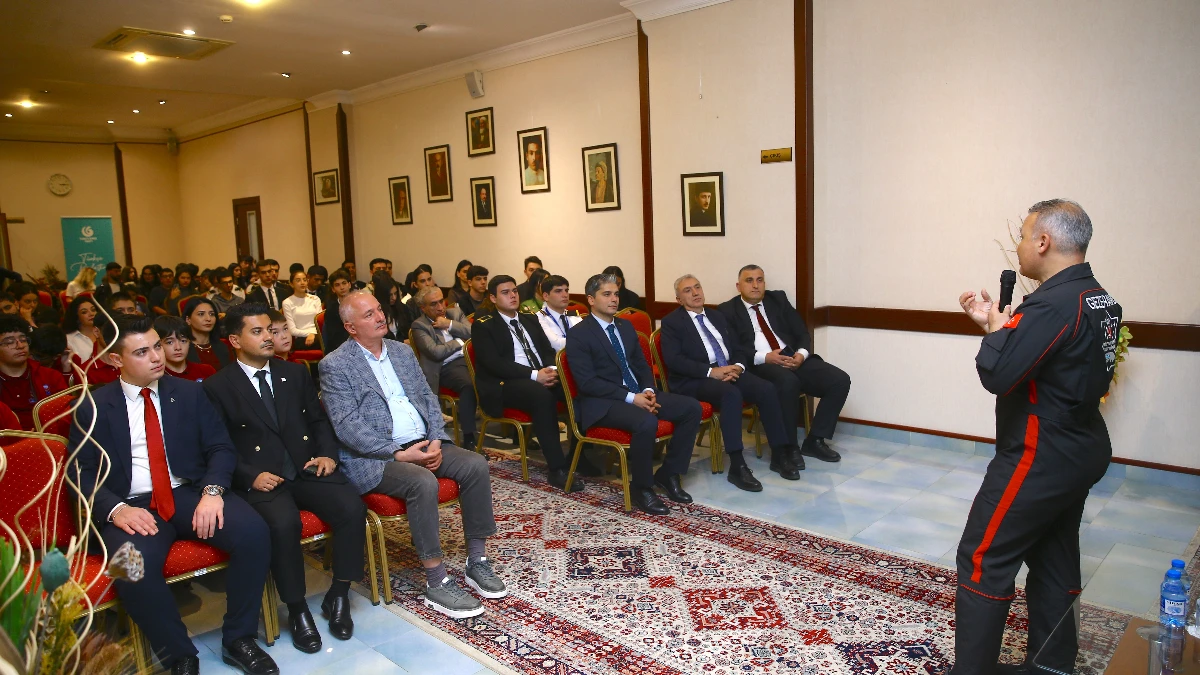 Türkiye'nin ilk astronotu Alper Gezeravcı Bakü'de gençlerle buluştu Türkiye'nin ilk astronotu Alper Gezeravcı Bakü'de gençlerle buluştu