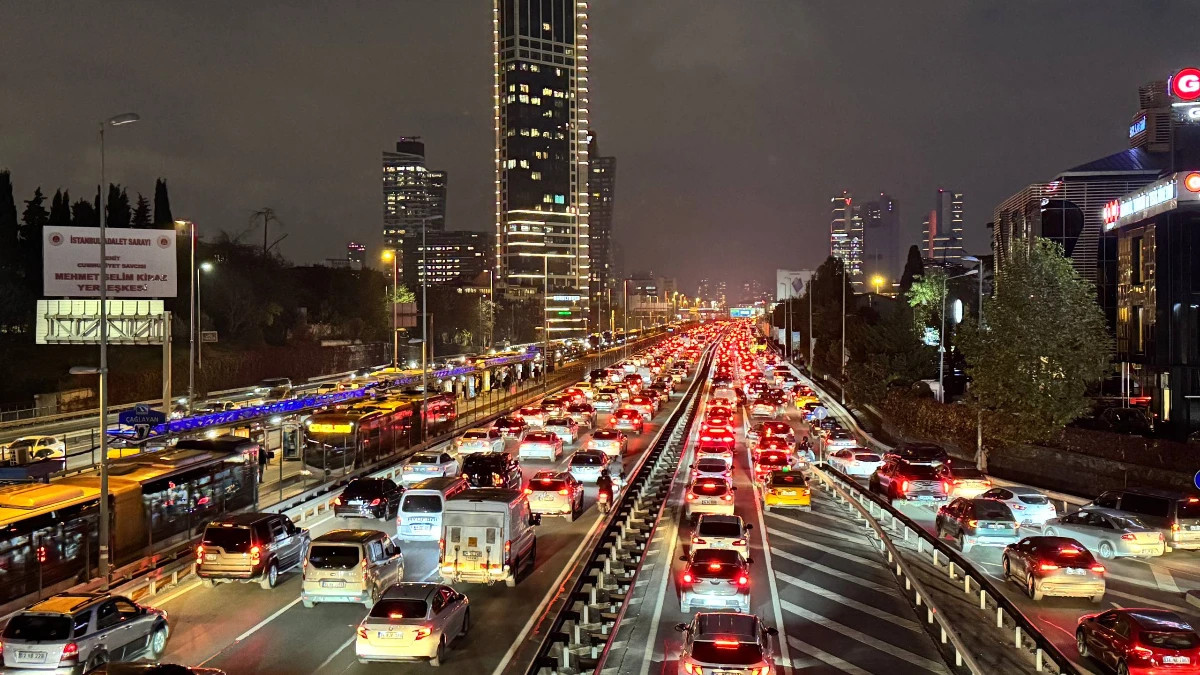 Yağış etkiledi! Trafik yoğunluğu yüzde 90'a çıktı Yağış etkiledi! Trafik yoğunluğu yüzde 90'a çıktı