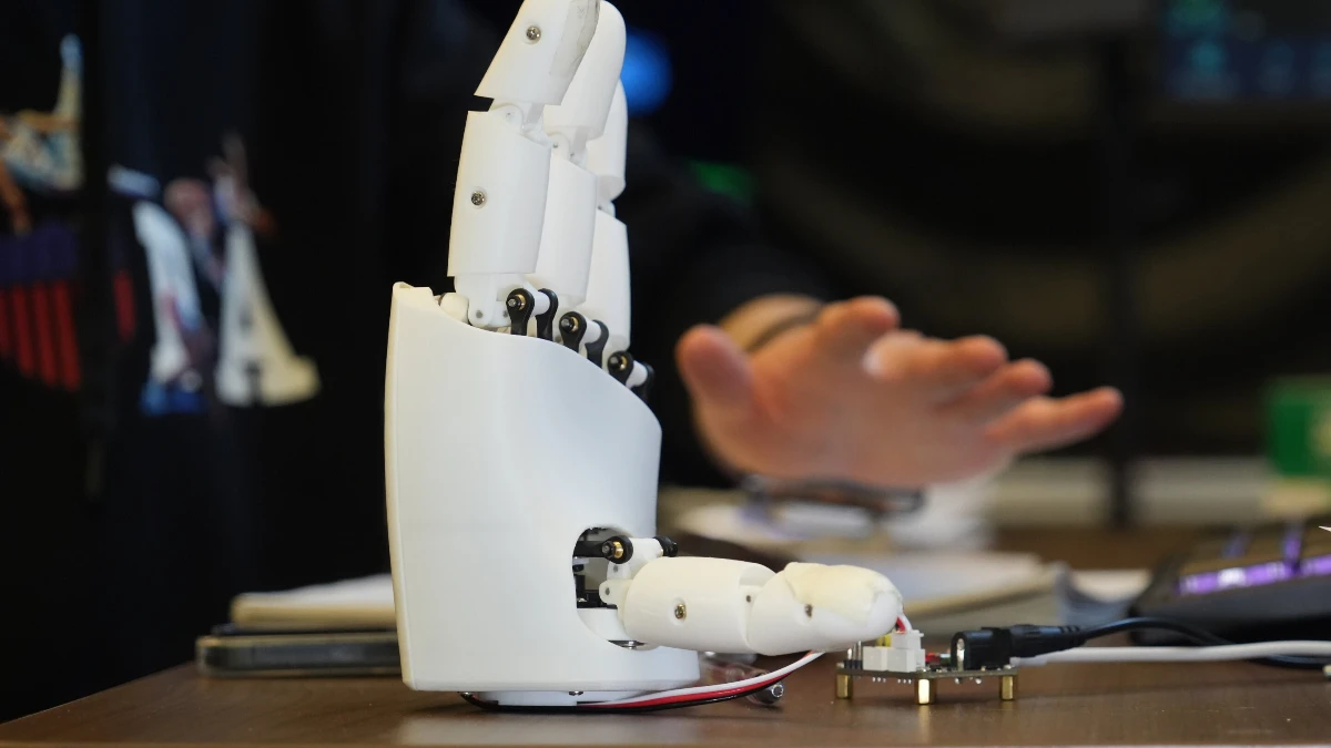 Yapay zeka destekli ultrasonik bileklik robotlara el becerisi kazandırıyor