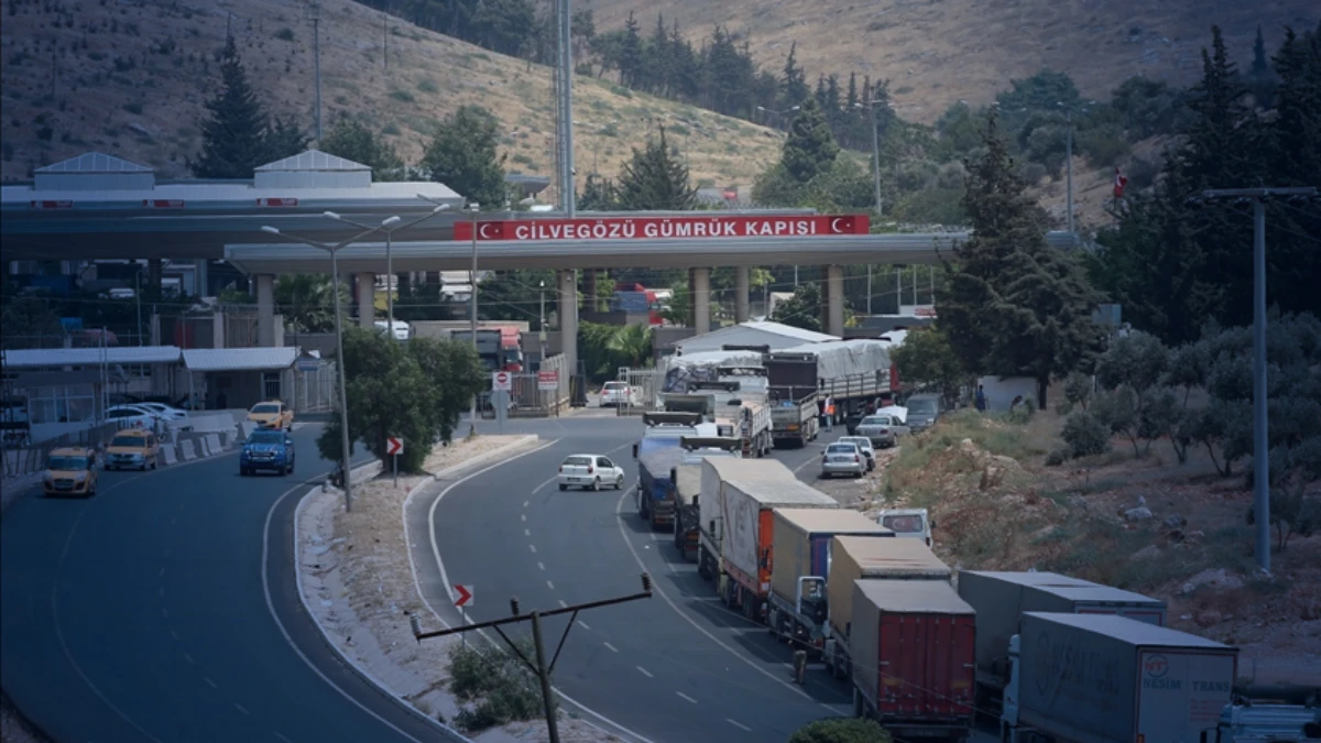 Yeni dönemde ticari ilişkiler de yeni bir boyuta taşındı: Türkiye'nin Suriye'ye ihracatı yüzde 69,6 arttı Yeni dönemde ticari ilişkiler de yeni bir boyuta taşındı: Türkiye'nin Suriye'ye ihracatı yüzde 69,6 arttı