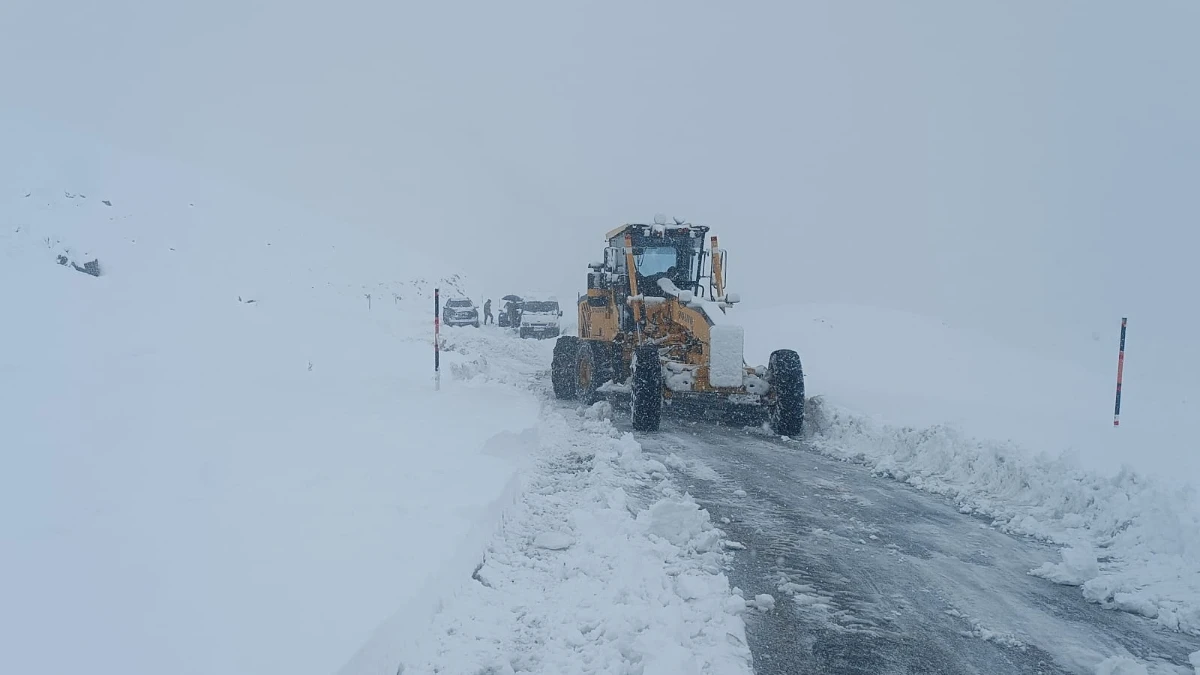 Yol kapanmıştı! 44 yerleşim yerinin ulaşımı tekrardan açıldı Yol kapanmıştı! 44 yerleşim yerinin ulaşımı tekrardan açıldı
