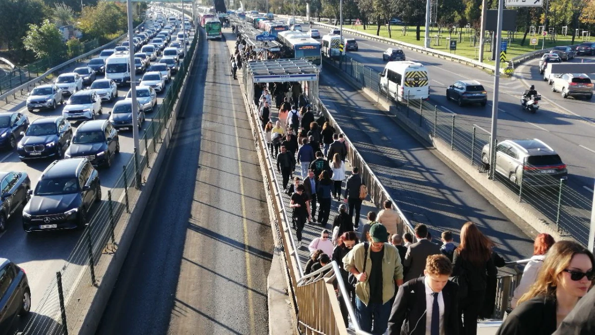 Yola çıkacaklar dikkat! İstanbul'da 4 bölgede trafik durma noktasına geldi Yola çıkacaklar dikkat! İstanbul'da 4 bölgede trafik durma noktasına geldi
