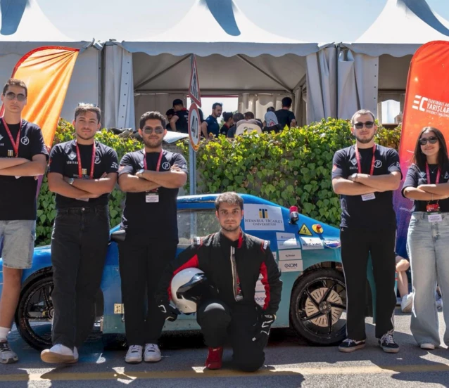Elektirikli araç yarışmasında hem otomobili hem başarılarını geliştirdiler Elektirikli araç yarışmasında hem otomobili hem başarılarını geliştirdiler