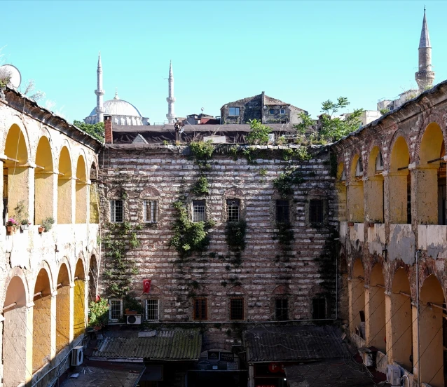Fatih döneminden gelen miras sürüyor: Gümüş el sanatları atölyelerinin merkezi Büyük Yeni Han Fatih döneminden gelen miras sürüyor: Gümüş el sanatları atölyelerinin merkezi Büyük Yeni Han