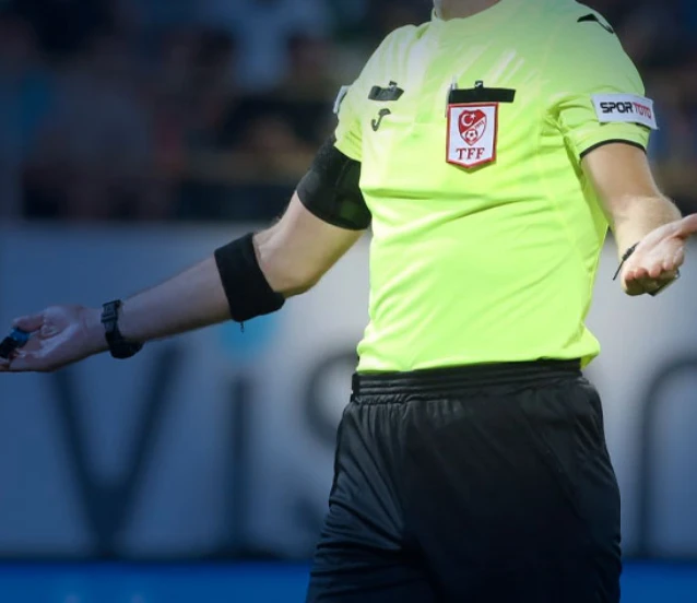 Galatasaray-Beşiktaş maçında kural hatası iddiası: Tekrar mı edilecek? Galatasaray-Beşiktaş maçında kural hatası iddiası: Tekrar mı edilecek?