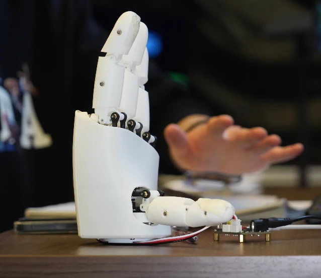 Yapay zeka destekli ultrasonik bileklik robotlara el becerisi kazandırıyor Yapay zeka destekli ultrasonik bileklik robotlara el becerisi kazandırıyor