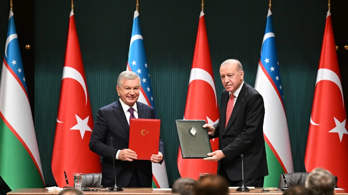 Türkiye ile Özbekistan'dan ticaret ve iş dünyası hamlesi: 5 anlaşma imzalandı Türkiye ile Özbekistan'dan ticaret ve iş dünyası hamlesi: 5 anlaşma imzalandı