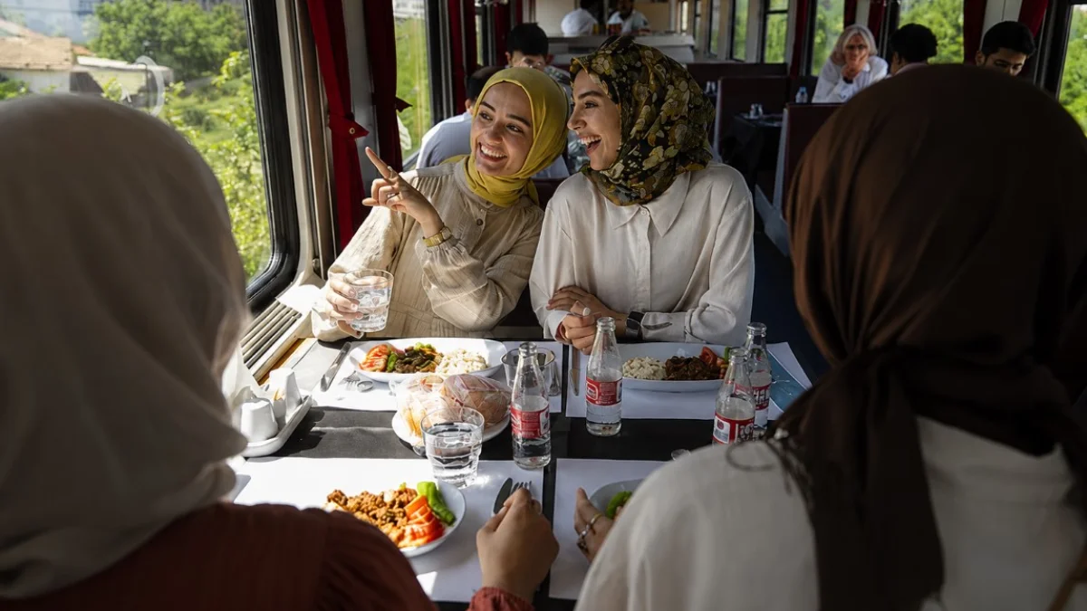 TCDD’den yeni ihale: 7 ana hat treninin yemekli vagonlarını işletmeye açıyor TCDD’den yeni ihale: 7 ana hat treninin yemekli vagonlarını işletmeye açıyor