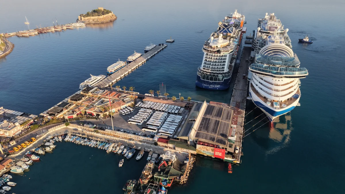 Kuşadası'na kruvaziyer akını! 2 gemiyle 8 bin 200 turist geldi Kuşadası'na kruvaziyer akını! 2 gemiyle 8 bin 200 turist geldi