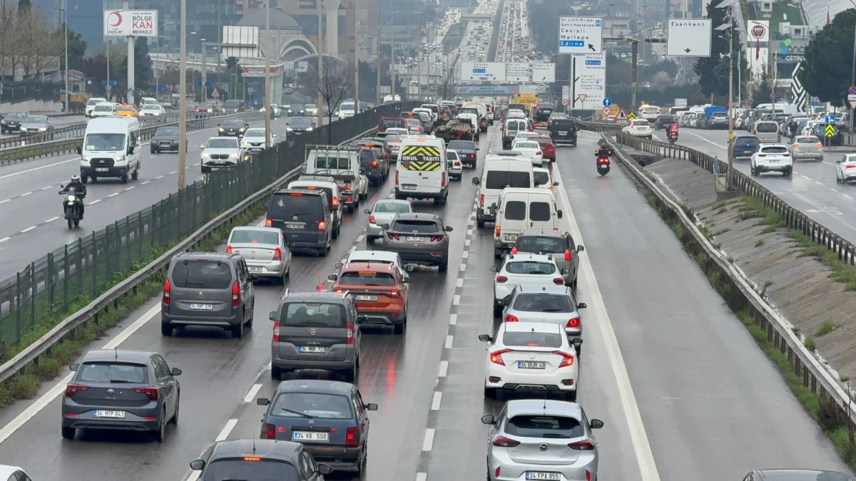İstanbul'da okula uyum haftası başladı! trafik yoğunluğu yüzde 65'e çıktı İstanbul'da okula uyum haftası başladı! trafik yoğunluğu yüzde 65'e çıktı