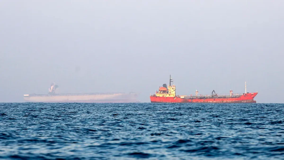 Hürmüz'de gemiler İran’ın Keşm ile Larek Adası arasında bekleyişini sürdürüyor Hürmüz'de gemiler İran’ın Keşm ile Larek Adası arasında bekleyişini sürdürüyor