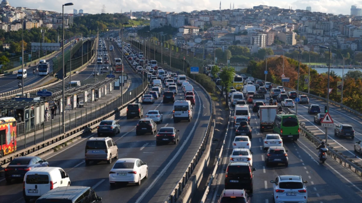 Okullar açıldı, İstanbul trafiğinde yoğunluk başladı: Anadolu Yakası'nda yoğunluk yüzde 60'ı aştı Okullar açıldı, İstanbul trafiğinde yoğunluk başladı: Anadolu Yakası'nda yoğunluk yüzde 60'ı aştı