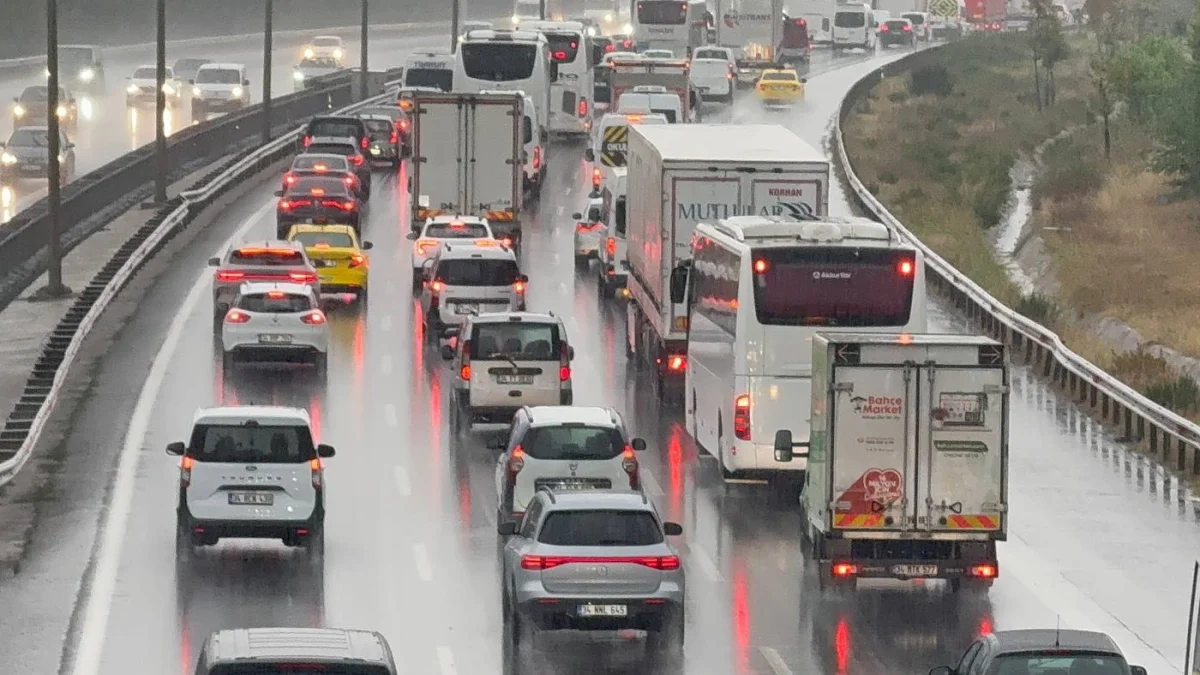 Avrasya Tüneli'ni kullanacaklar dikkat! İstanbul Anadolu Yakası'nda trafik yoğunluğu yüzde 83'e çıktı Avrasya Tüneli'ni kullanacaklar dikkat! İstanbul Anadolu Yakası'nda trafik yoğunluğu yüzde 83'e çıktı