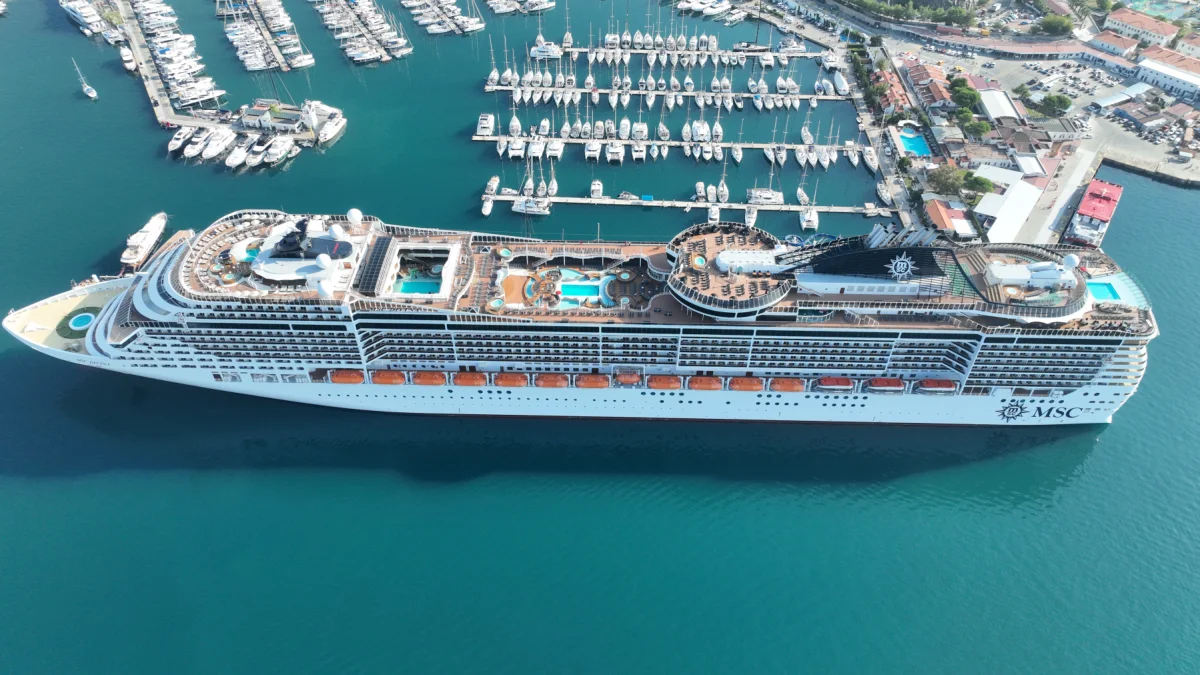 MSC Divina kruvaziyeri Marmaris'e 4 bine yakın turist getirdi MSC Divina kruvaziyeri Marmaris'e 4 bine yakın turist getirdi