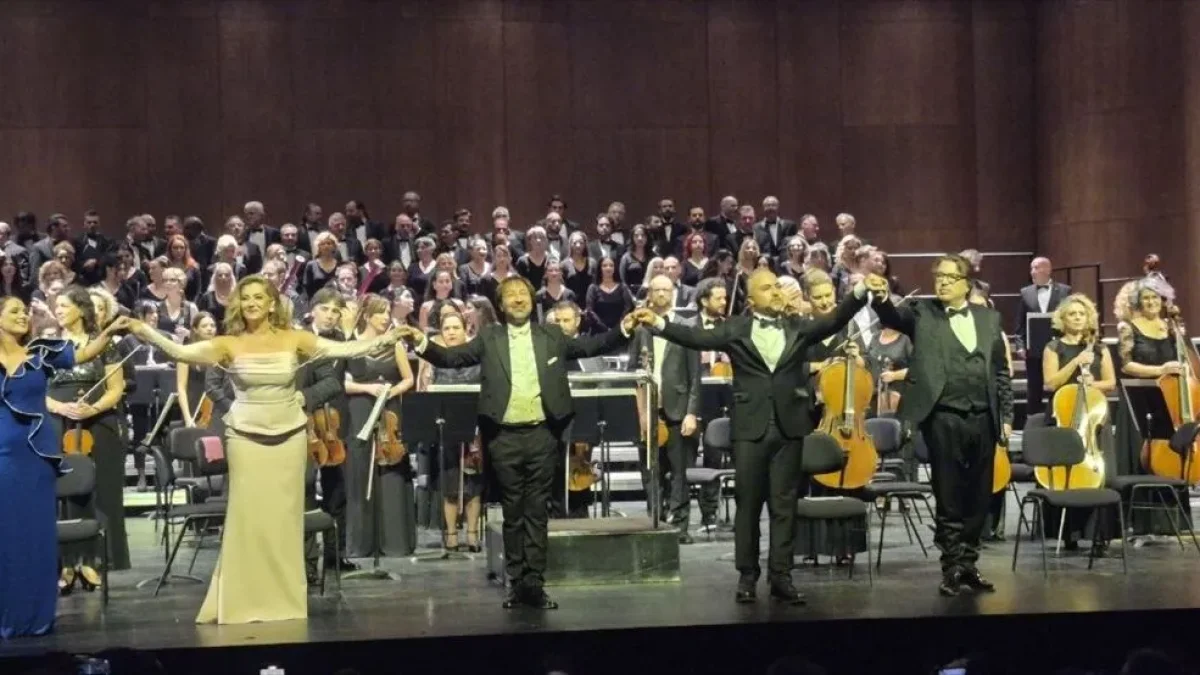 İstanbul Devlet Opera ve Balesi, yeni sanat sezonunu Beethoven'ın 9. Senfonisi konseriyle açtı İstanbul Devlet Opera ve Balesi, yeni sanat sezonunu Beethoven'ın 9. Senfonisi konseriyle açtı