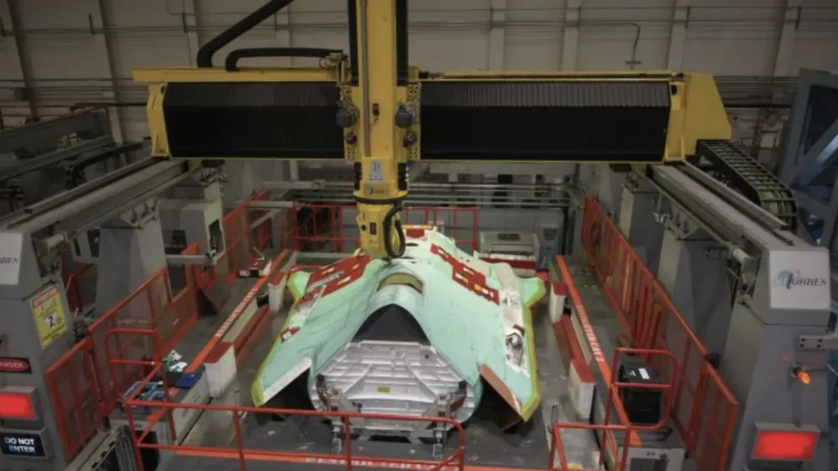 Yapay zekalı robotlarla F-35’in aviyonik montajı saatlerden dakikalara indi Yapay zekalı robotlarla F-35’in aviyonik montajı saatlerden dakikalara indi