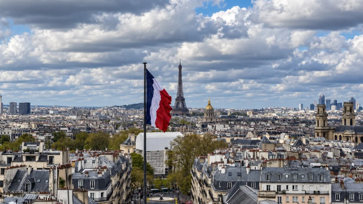 Paris'te borç çıkmazı: Fransa, Euro Bölgesi'ni yeni bir krizle tehdit ediyor Paris'te borç çıkmazı: Fransa, Euro Bölgesi'ni yeni bir krizle tehdit ediyor