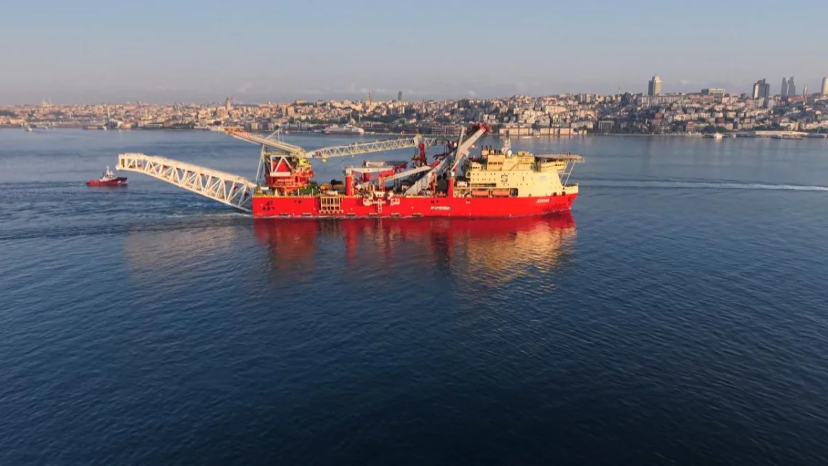 İstanbul'dan bir dev geçti: Boğazda durdurulan trafik yeniden açıldı İstanbul'dan bir dev geçti: Boğazda durdurulan trafik yeniden açıldı