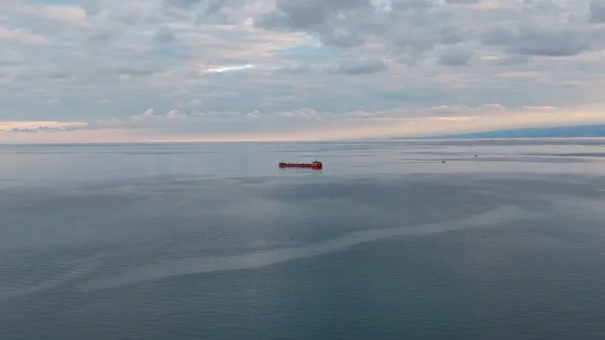 Karadeniz'de İHA saldırısı: Bulgaristan açıklarında iki gemi vuruldu, biri battı Karadeniz'de İHA saldırısı: Bulgaristan açıklarında iki gemi vuruldu, biri battı