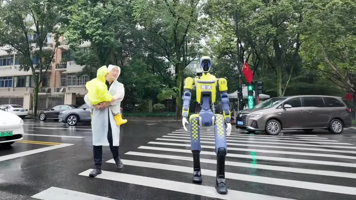 Çin'de DEEP Robotics'in insansı robotu DR02 trafikte göreve başladı Çin'de DEEP Robotics'in insansı robotu DR02 trafikte göreve başladı