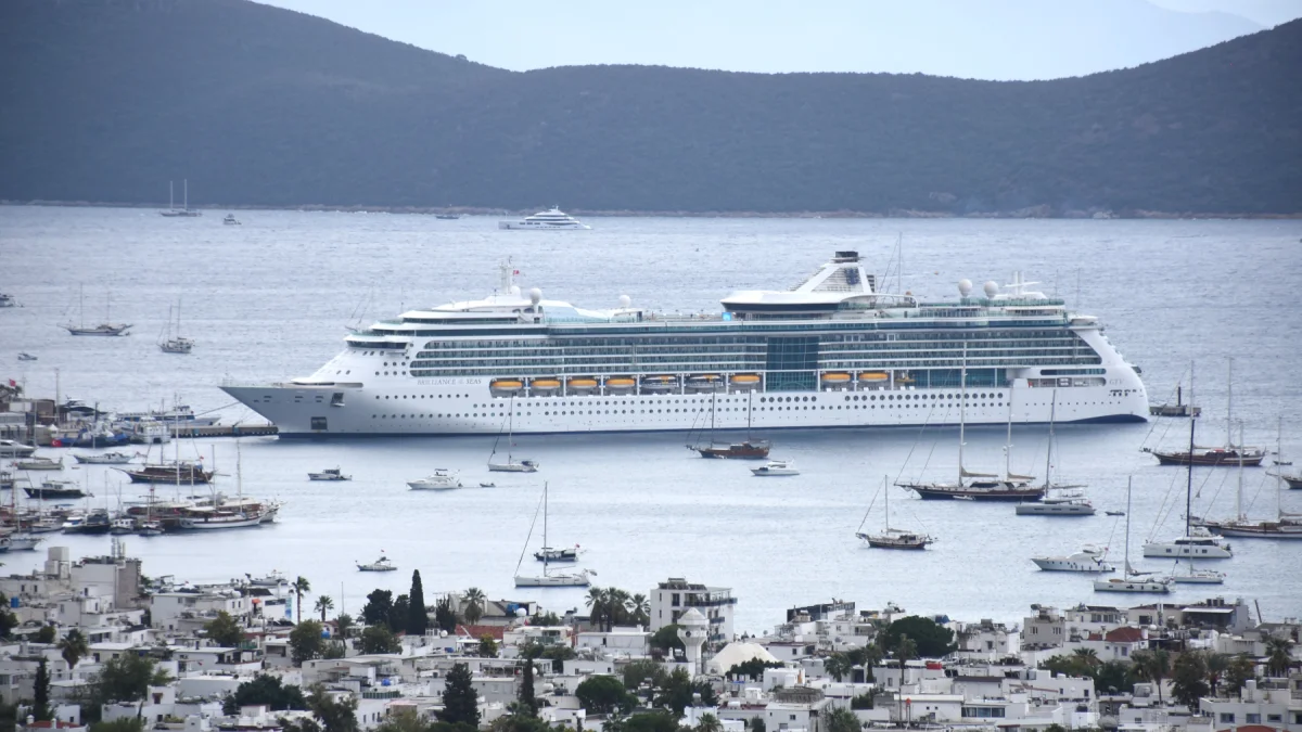Bodrum’a iki kruvaziyerle 2 bin 437 turist geldi! Bodrum’a iki kruvaziyerle 2 bin 437 turist geldi!