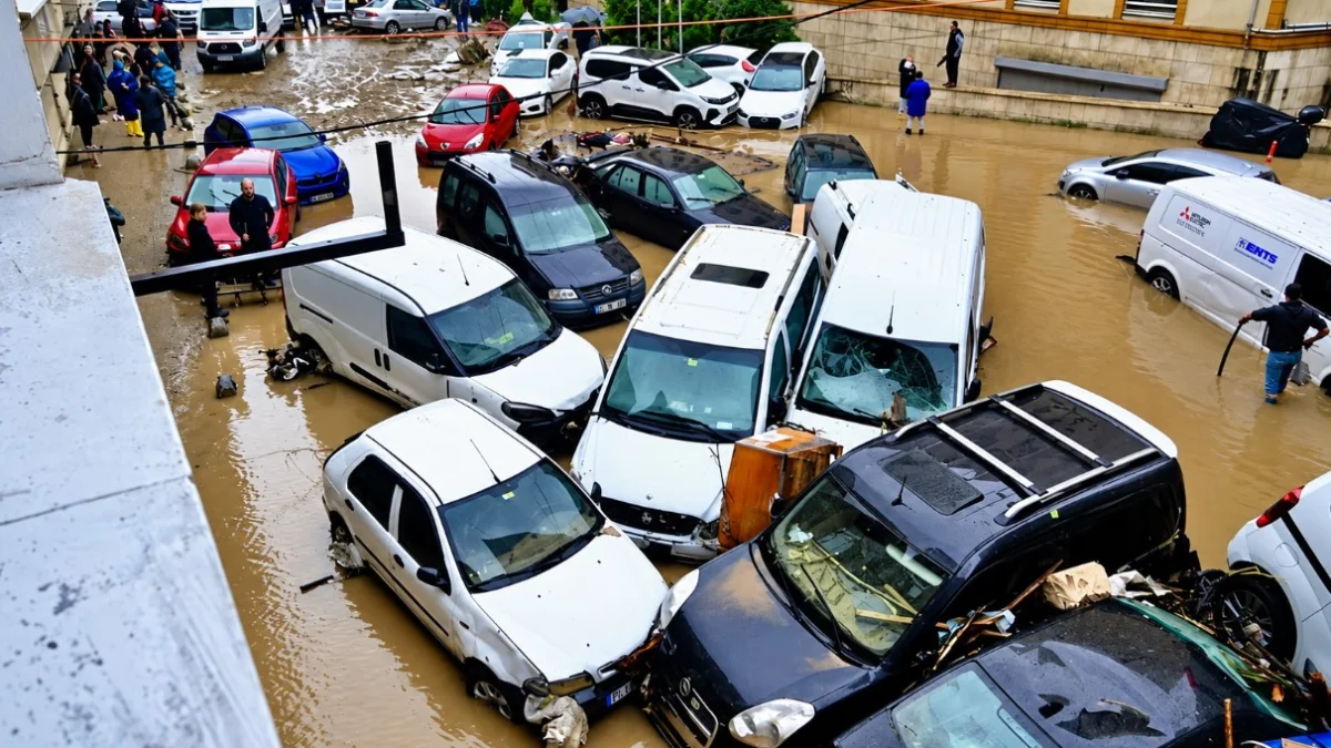 İstanbul'da sel bilançosu: Sigorta şirketlerine 838 hasar ihbarı yapıldı İstanbul'da sel bilançosu: Sigorta şirketlerine 838 hasar ihbarı yapıldı