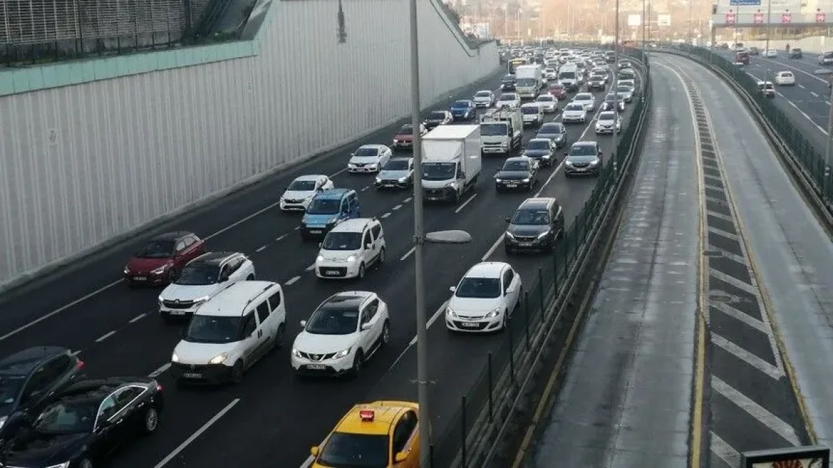 Sürücülere gece uyarısı: Büyükçekmece'de D-100 kara yolunun bir bölümü trafiğe kapatılacak Sürücülere gece uyarısı: Büyükçekmece'de D-100 kara yolunun bir bölümü trafiğe kapatılacak