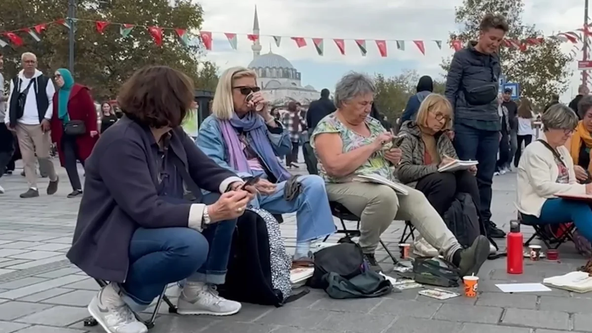Tarihi meydan açık hava atölyesine çevrildi! Turistler tuvallerini İstanbul'la renklendirdi Tarihi meydan açık hava atölyesine çevrildi! Turistler tuvallerini İstanbul'la renklendirdi
