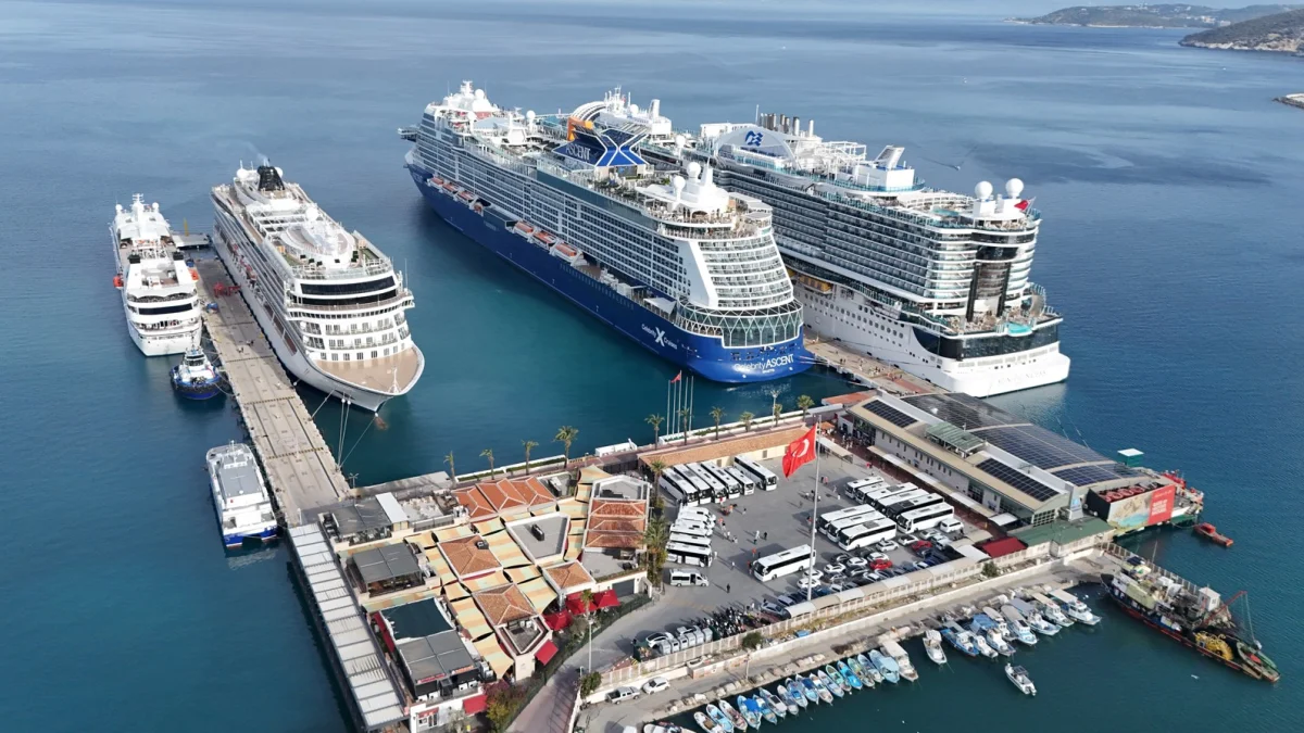 Kuşadası'na 4 kruvaziyerle 8 bini aşkın turist geldi Kuşadası'na 4 kruvaziyerle 8 bini aşkın turist geldi