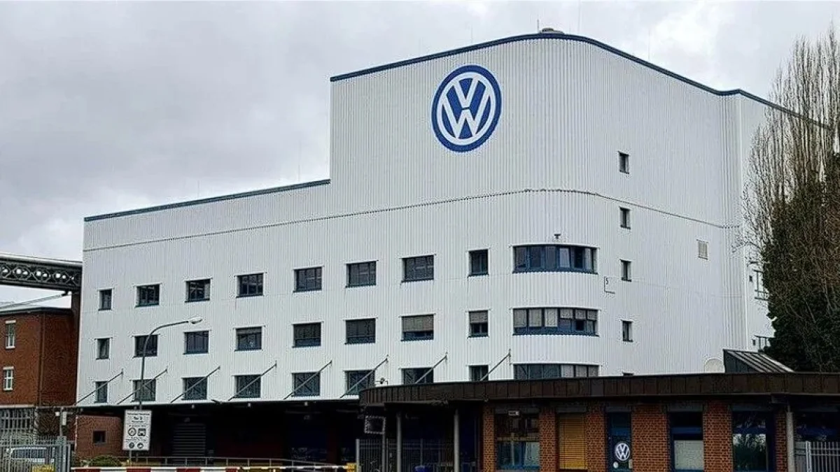 Volkswagen'de grev alarmı: 100 bin işçiyi ilgilendiren kriz büyüyor Volkswagen'de grev alarmı: 100 bin işçiyi ilgilendiren kriz büyüyor