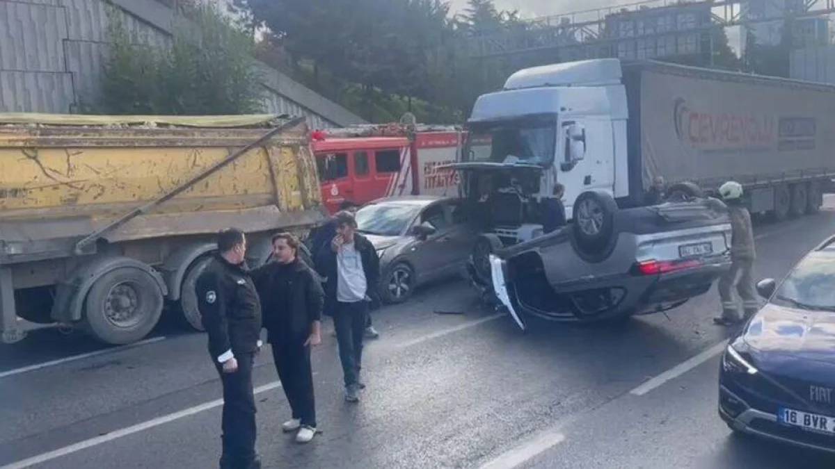 Bağcılar'da zincirleme kaza: 3 şerit araç geçişine kapatıldı Bağcılar'da zincirleme kaza: 3 şerit araç geçişine kapatıldı