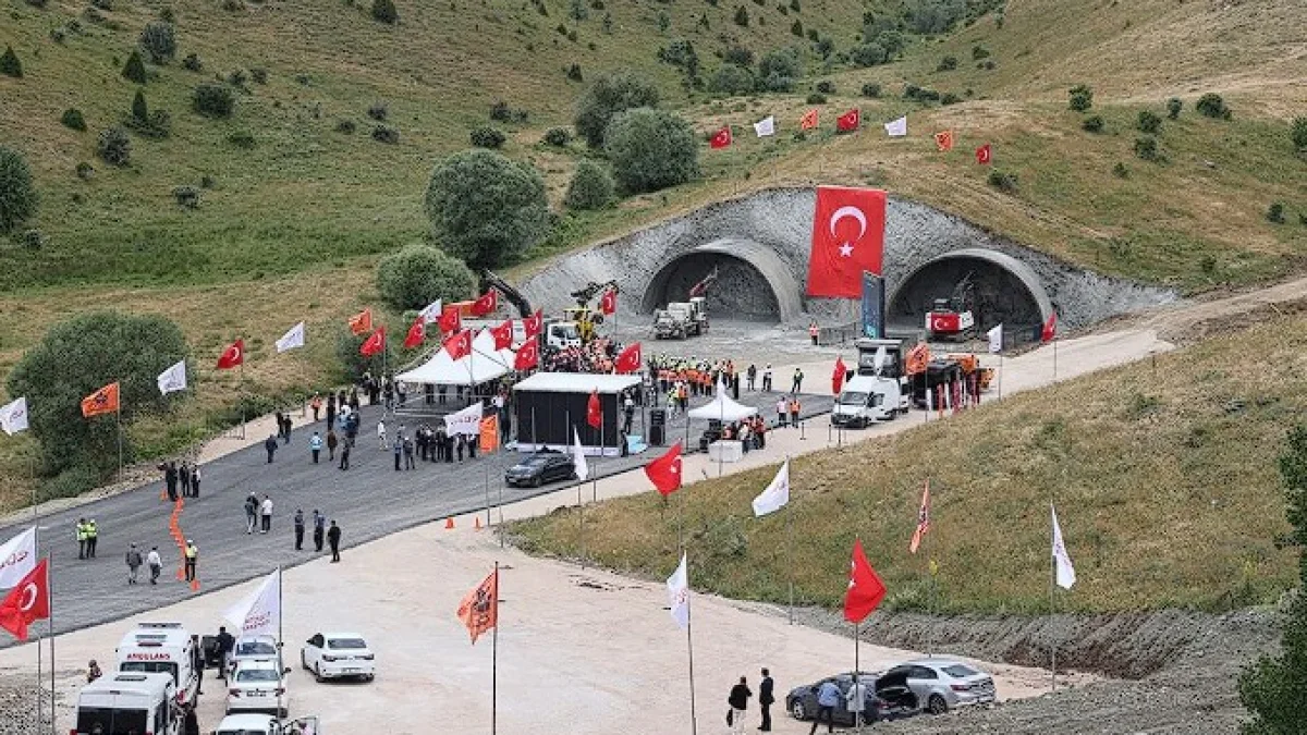 Bakan Uraloğlu'ndan Çamlıbel Tüneli açıklaması: Seyahat süresini 5 dakikaya düşüreceğiz Bakan Uraloğlu'ndan Çamlıbel Tüneli açıklaması: Seyahat süresini 5 dakikaya düşüreceğiz