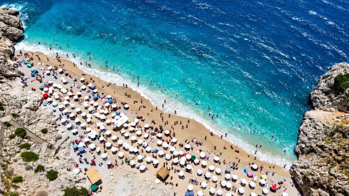 Turizm'de 2027 hedefi: 70 milyar dolar gelir ve 66,6 milyon turist Turizm'de 2027 hedefi: 70 milyar dolar gelir ve 66,6 milyon turist