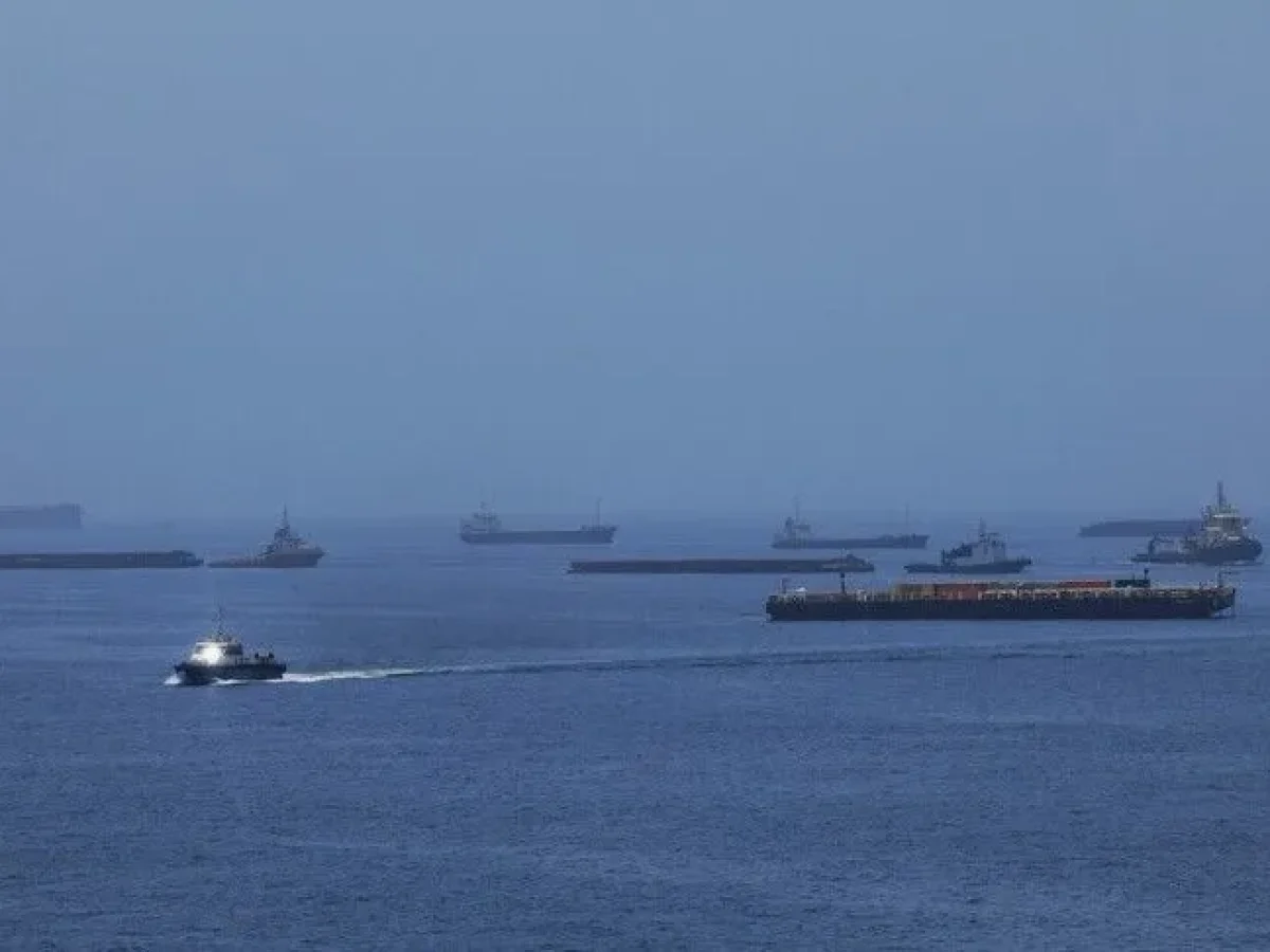 Süper tanker mayına çarptı: Hürmüz Boğazı'ndan geçen gemide patlama meydana geldi