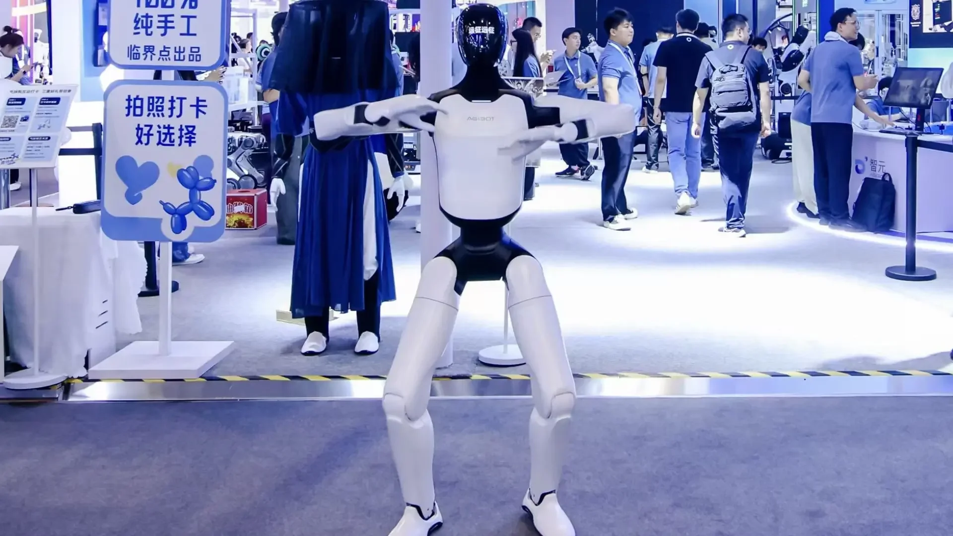 Çinli AGIBOT yeni nesil insansı robotlarını tanıttı