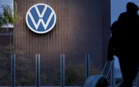 Volkswagen'den küçülme planı: Fabrika kapatmaları ve 50 bin kişiyi daha işten çıkarmayı değerlendiriyor
