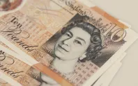 Sterlin, dolar ve euro karşısında 1 haftanın dibinde