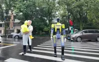 Çin'de insansı robot DEEP DR02 trafikte göreve başladı Çin'de insansı robot DEEP DR02 trafikte göreve başladı
