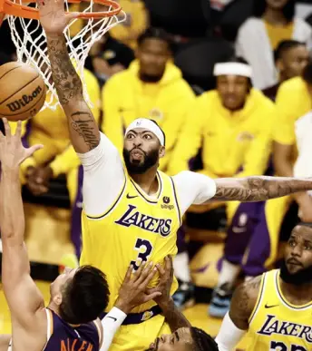 NBA'de rekor satış: Los Angeles Lakers 12 milyar doları aşan bedelle el değiştiriyor NBA'de rekor satış: Los Angeles Lakers 12 milyar doları aşan bedelle el değiştiriyor