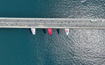 İstanbul Boğazı’ndaki köprülere 15 Temmuz için Türk bayrağı asıldı