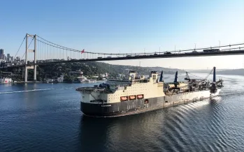 325 metrelik dev Boğaz'dan geçti: Romanya'ya doğru ilerliyor