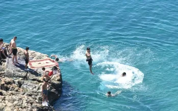 Antalya’da kavurucu sıcak: Kent sakinleri sahillere akın etti Antalya’da kavurucu sıcak: Kent sakinleri sahillere akın etti