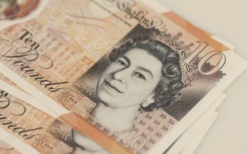 Sterlin, dolar ve euro karşısında 1 haftanın dibinde