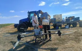 Tarlalar dronla ilaçlanıyor! Güneş enerjisiyle enerji elde ediliyor Tarlalar dronla ilaçlanıyor! Güneş enerjisiyle enerji elde ediliyor