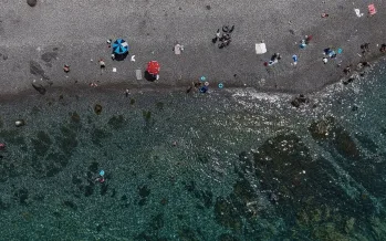 Sıcaklardan bunalanlar Van Gölü'ne yöneldi: Mavi bayraklı plaj ilgi görüyor