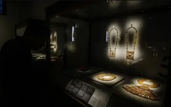 Mısır Kraliçesi Nazlı’nın 600’den fazla elmaslı kolyesi çalındı